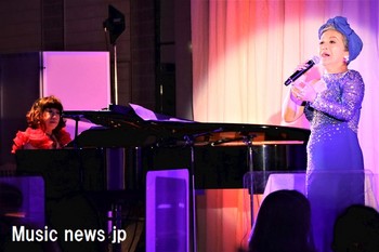 石田美智代さんのピアノで歌う朱夏洋子.jpg