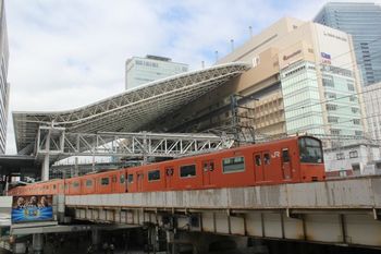 JR大阪駅を発着する大阪環状線.jpg